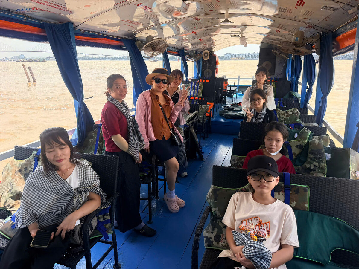Đi tàu, ca nô trên sông trong hành trình tour Miền Tây cùng Du Lịch Bình Minh.