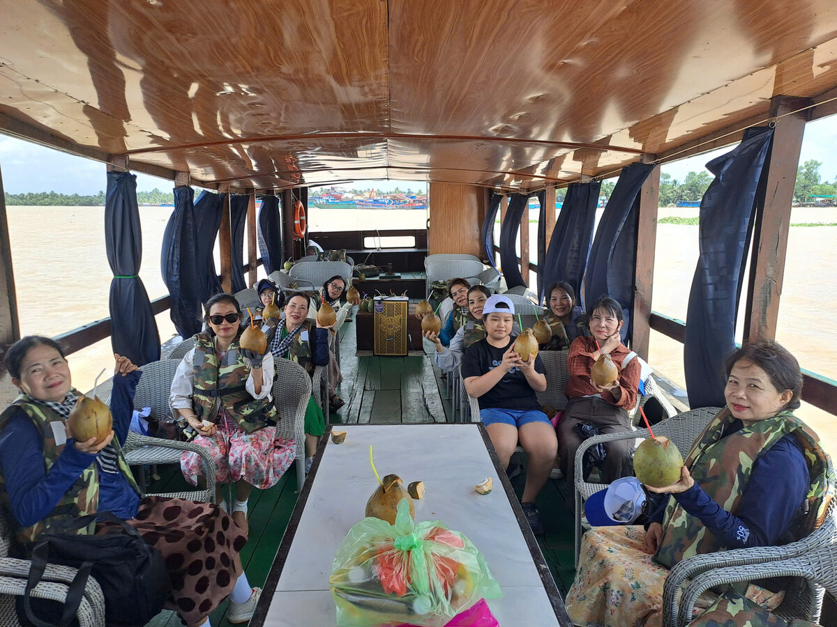 Đi tàu, ca nô trên sông trong hành trình tour Miền Tây cùng Du Lịch Bình Minh.