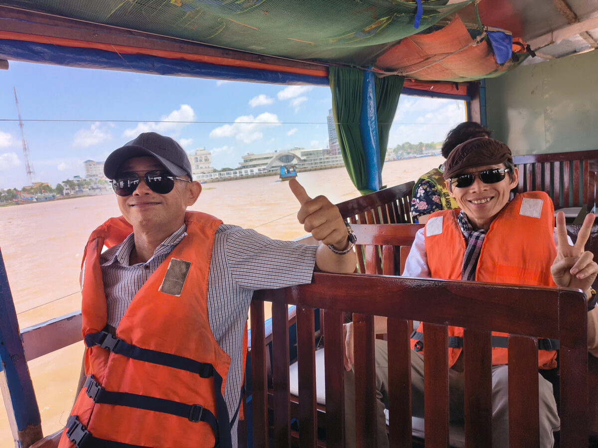 Đi tàu, ca nô trên sông trong hành trình tour Miền Tây cùng Du Lịch Bình Minh.