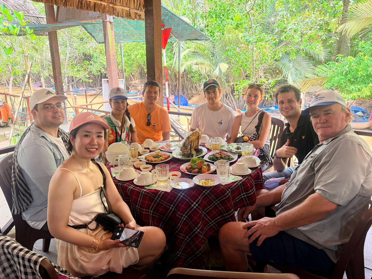 Tham quan trại nuôi ong mật trong hành trình tour Miền Tây cùng Du Lịch Bình Minh.