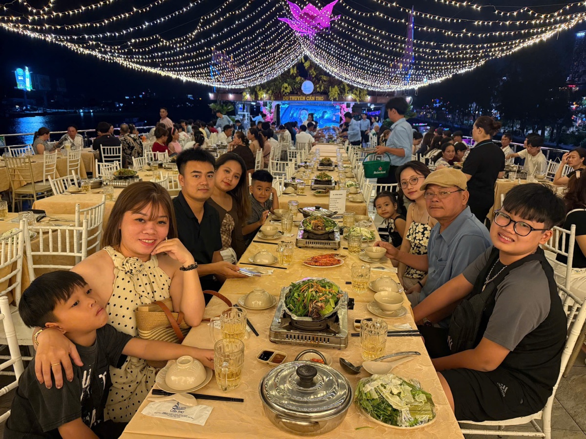 Ảnh thực tế khách du lịch bến Ninh Kiều cùng Du Lịch Bình Minh — 12