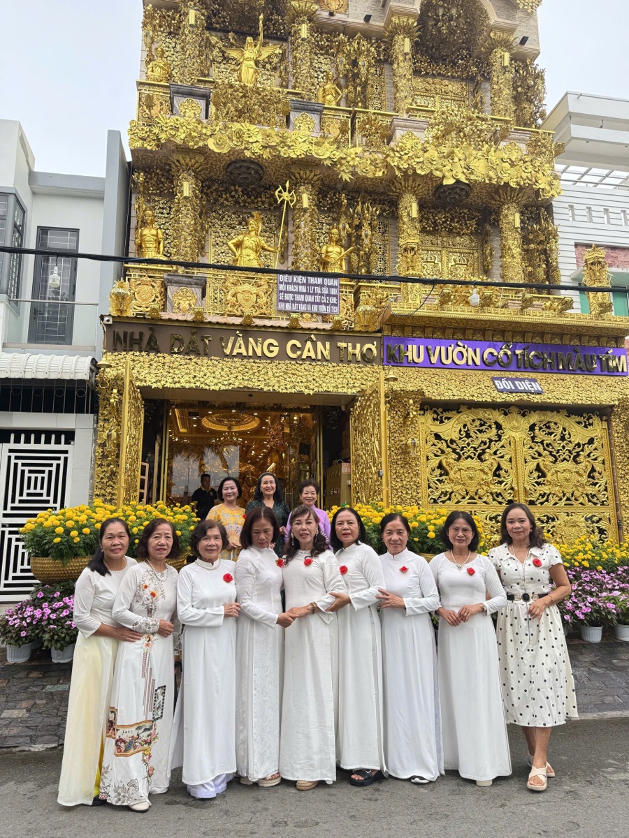 Ảnh thực tế khách check-in tại ngôi nhà dát vàng Cần Thơ — 3