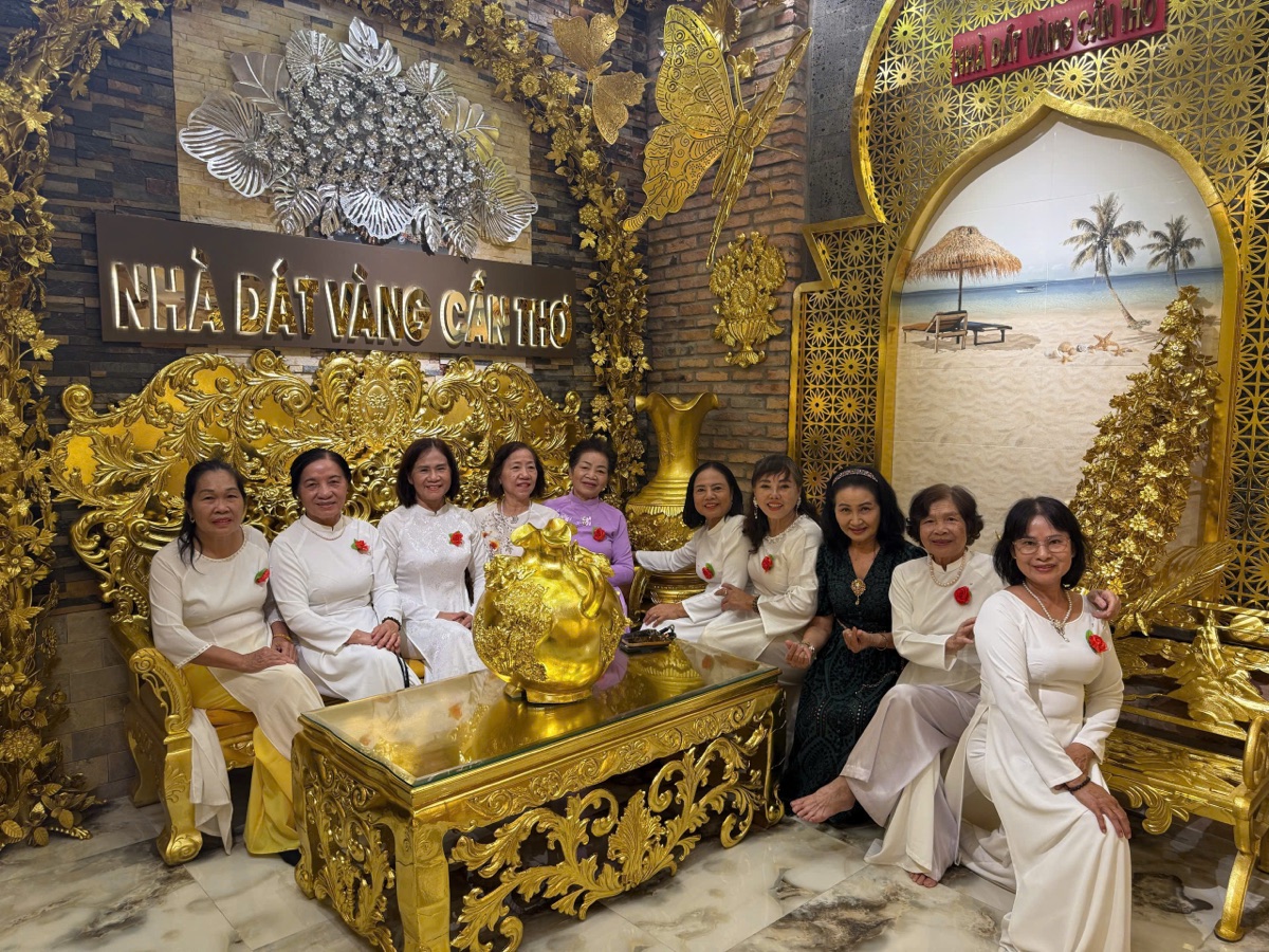 Ảnh thực tế khách check-in tại ngôi nhà dát vàng Cần Thơ