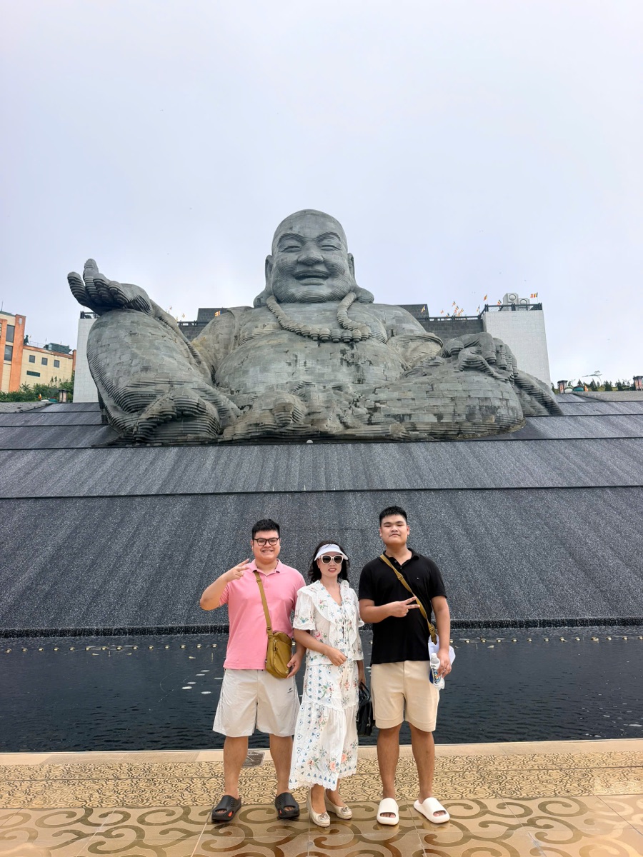 Ảnh thực tế khách check-in tại tượng Phật Di Lặc núi Bà Đen