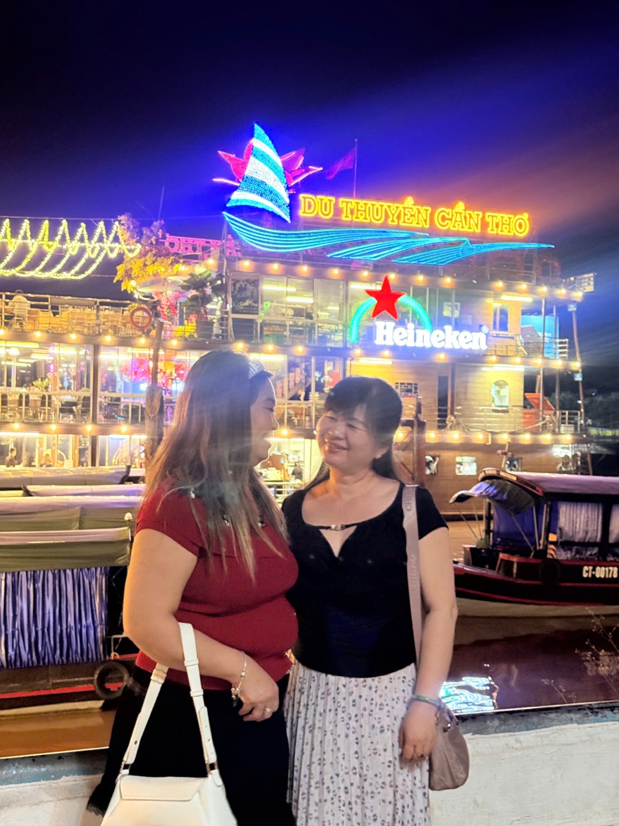 Ảnh thực tế khách check-in tại bến Ninh Kiều, Cần Thơ