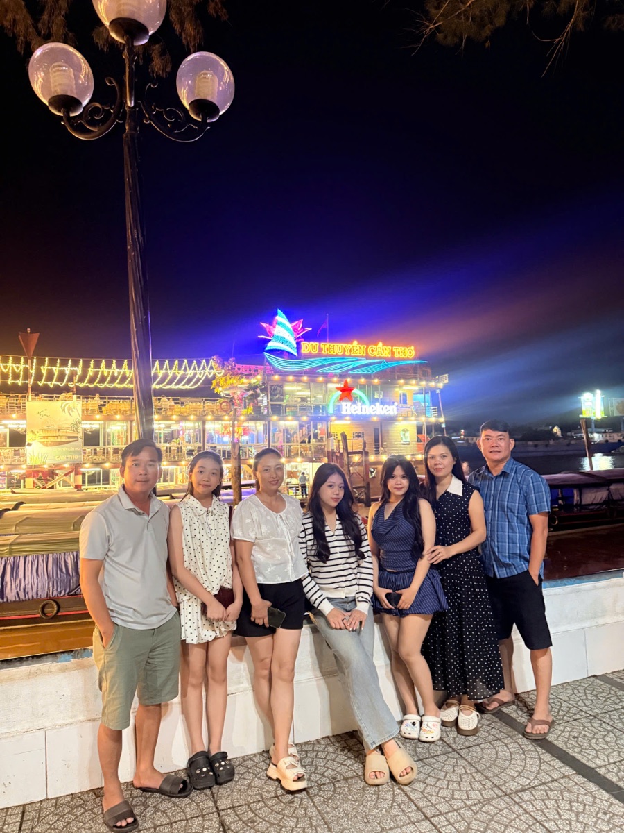 Ảnh thực tế khách check-in tại bến Ninh Kiều, Cần Thơ
