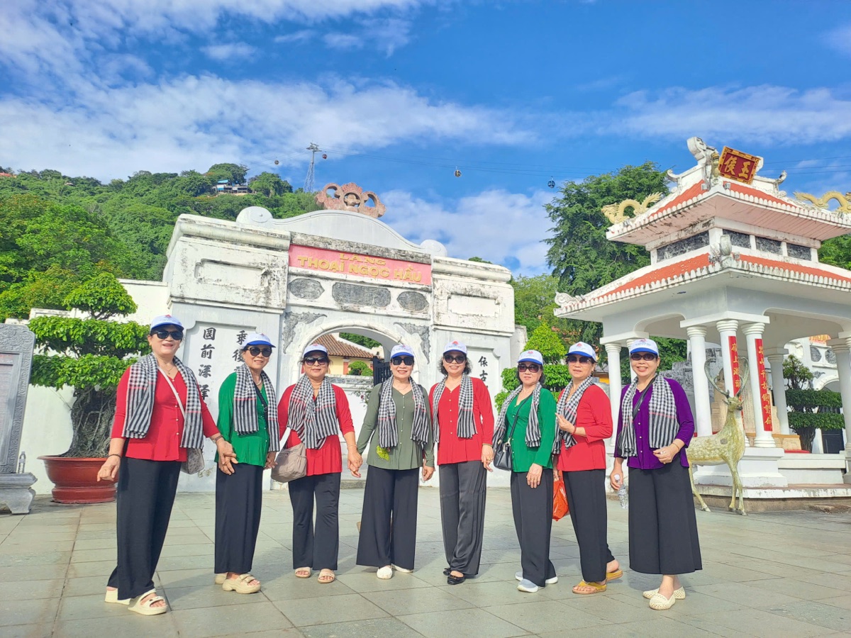 Ảnh thực tế khách check-in tại núi Sam, Châu Đốc — 2