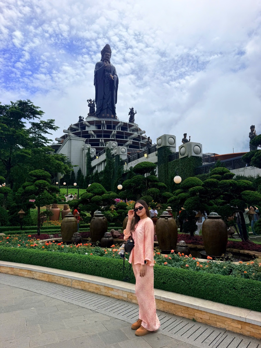 Ảnh thực tế khách check-in tại tượng Phật Bà núi Bà Đen