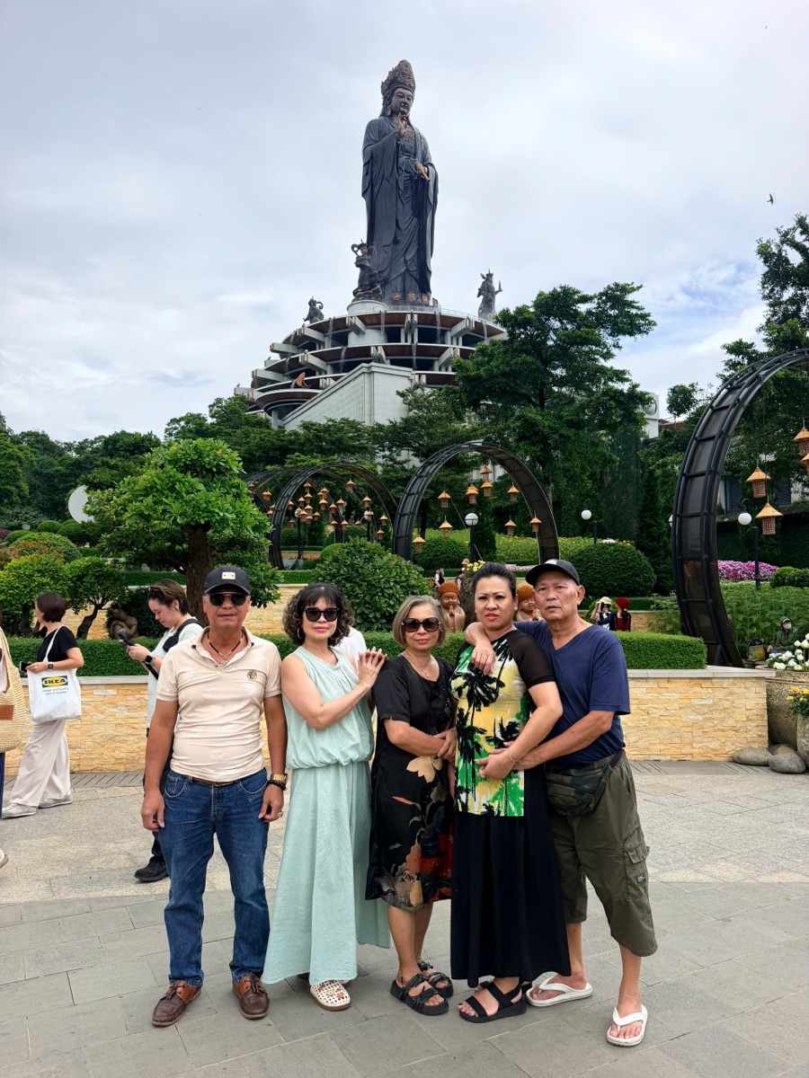 Ảnh thực tế khách check-in tại tượng Phật Bà núi Bà Đen