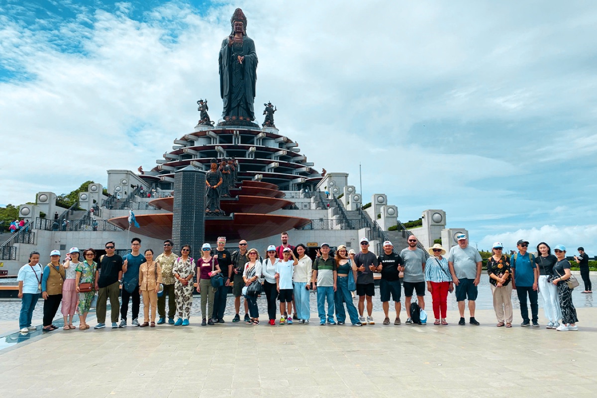 Ảnh thực tế khách check-in tại tượng Phật Bà núi Bà Đen
