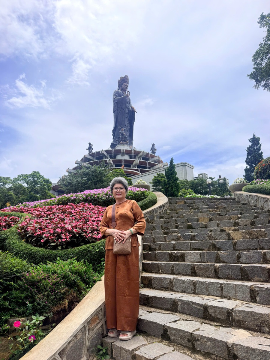 Ảnh thực tế khách check-in tại tượng Phật Bà núi Bà Đen
