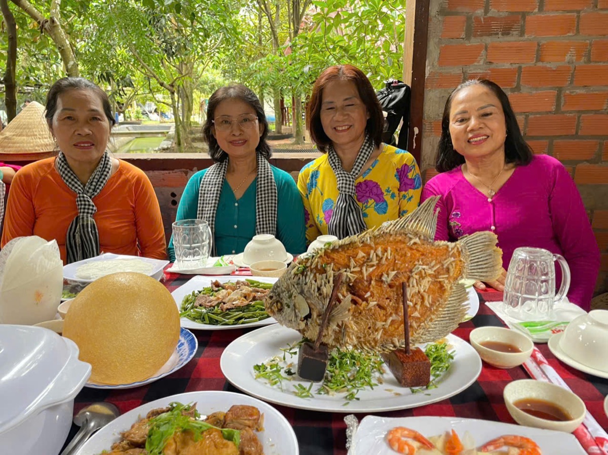 Ảnh thực tế khách check-in tại nhà hàng miệt vườn trong tour — 4