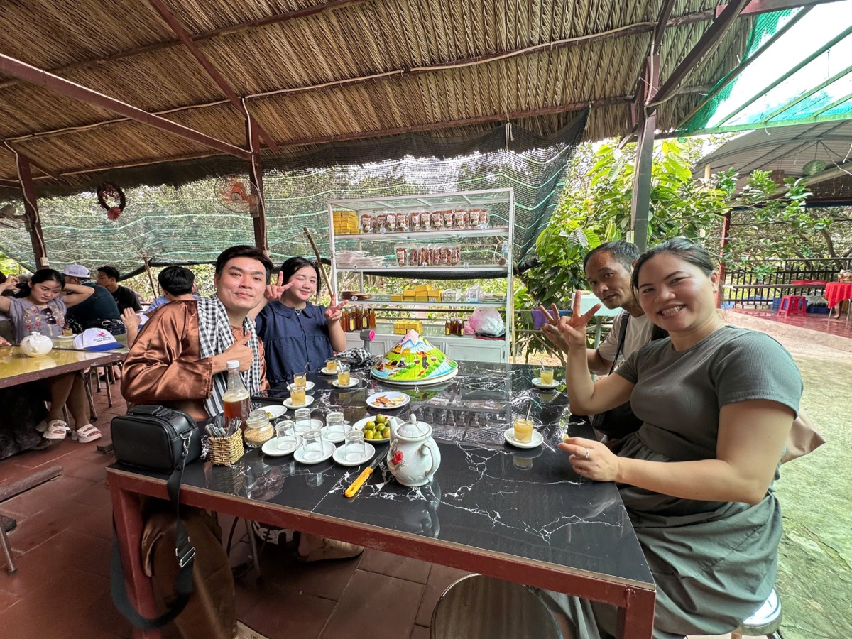 Ảnh thực tế khách check-in tại nhà hàng miệt vườn trong tour