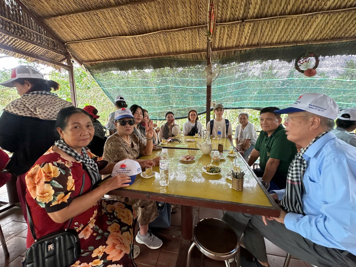 Ảnh thực tế khách check-in tại nhà hàng miệt vườn trong tour
