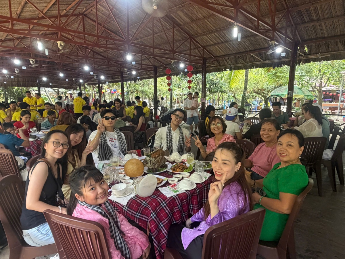 Ảnh thực tế khách check-in tại nhà hàng miệt vườn trong tour