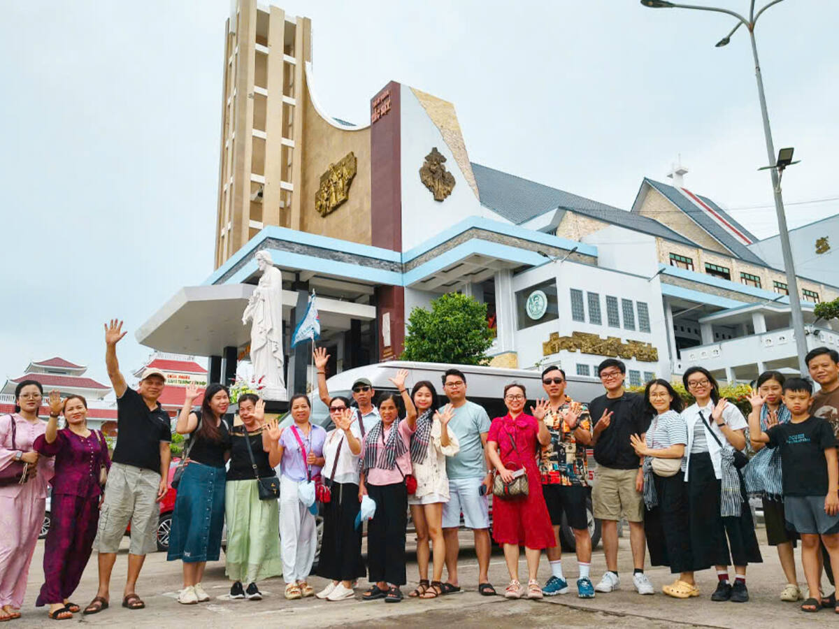 Đoàn khách tham quan nhà thờ Tắc Sậy Bạc Liêu