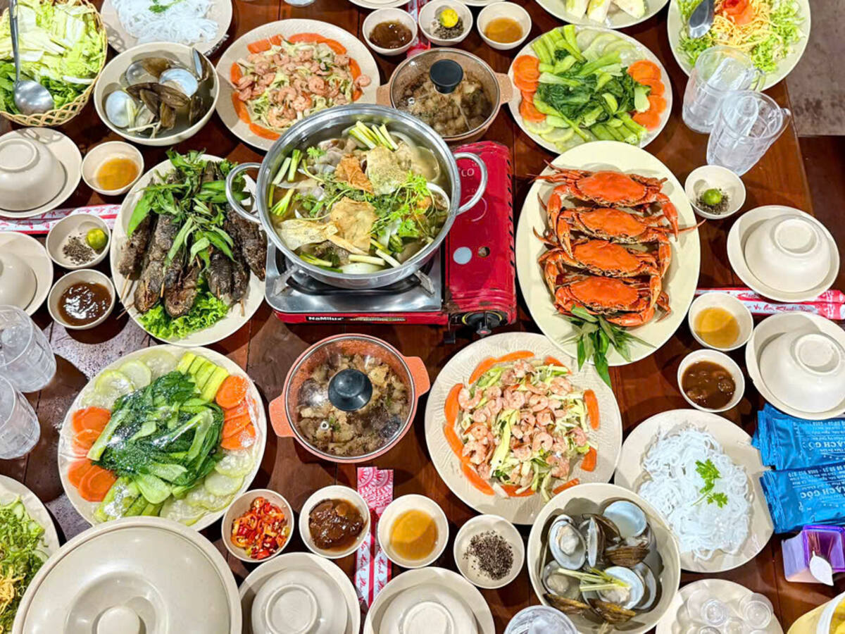 Mâm cơm có cua và lẩu của đoàn tour Cà Mau 4 ngày 3 đêm