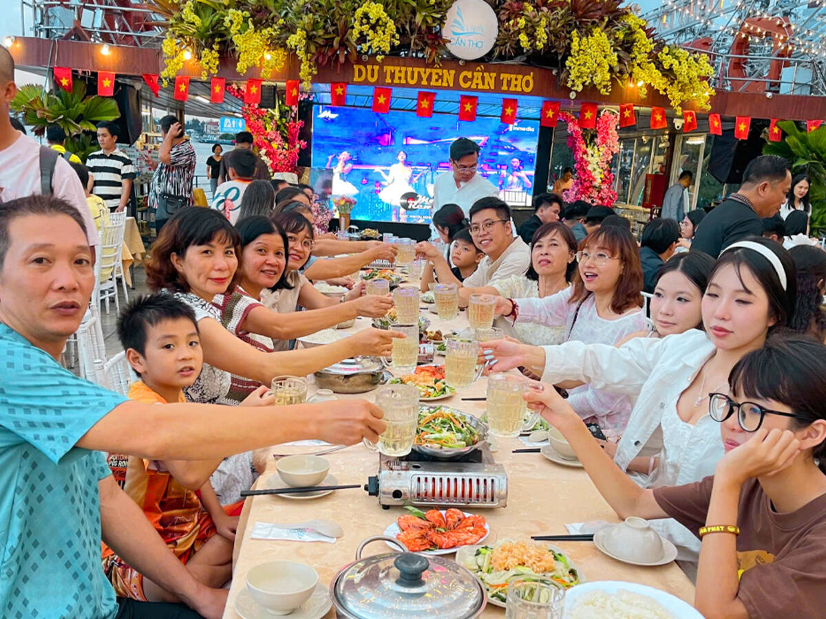 Đoàn khách ăn tối trên du thuyền Cần Thơ