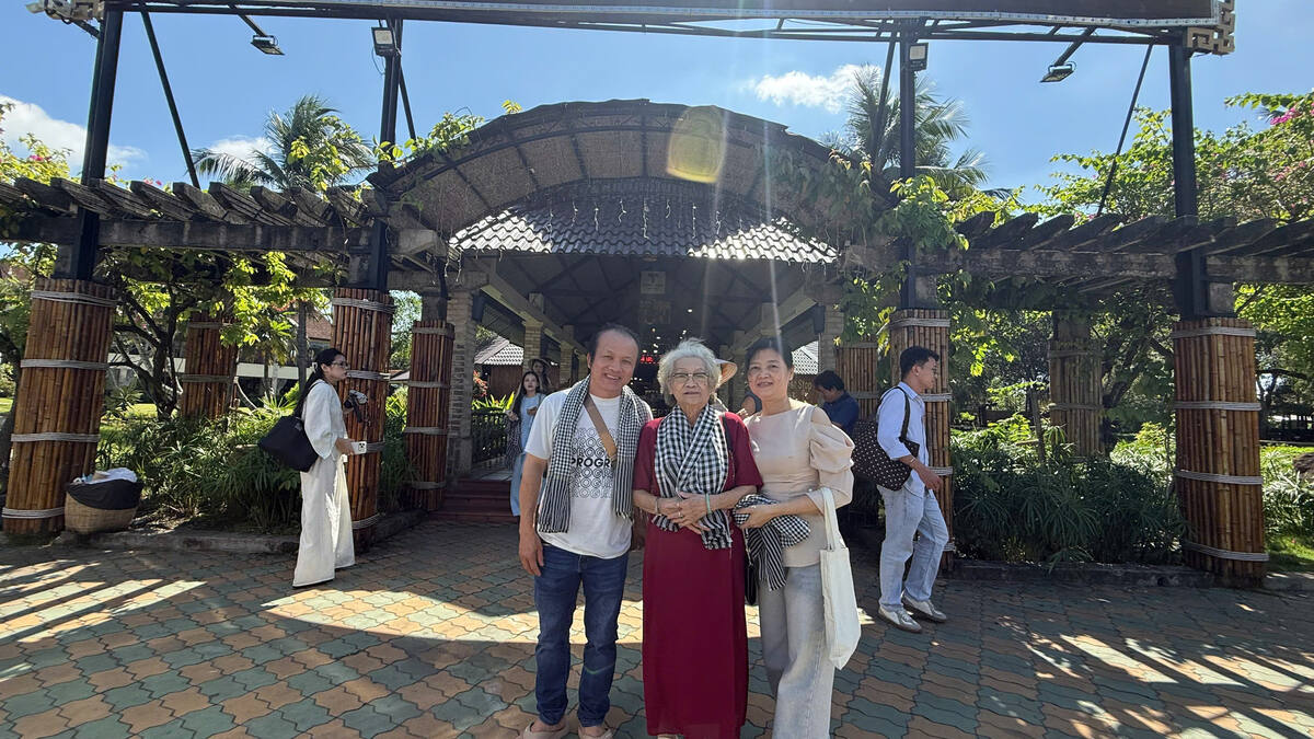 Đoàn khách Du Lịch Bình Minh dừng chân tại trạm Mekong Rest Stop Mỹ Tho