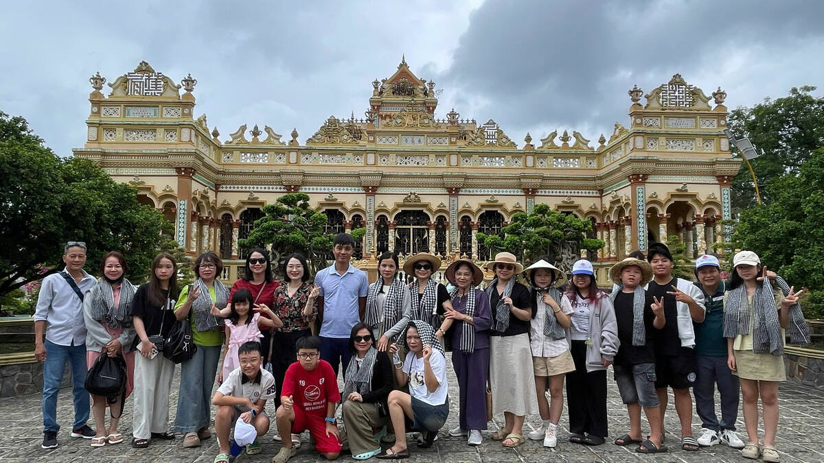 Đoàn khách tham quan chùa Vĩnh Tràng Mỹ Tho trong tour Miền Tây 2 ngày 1 đêm