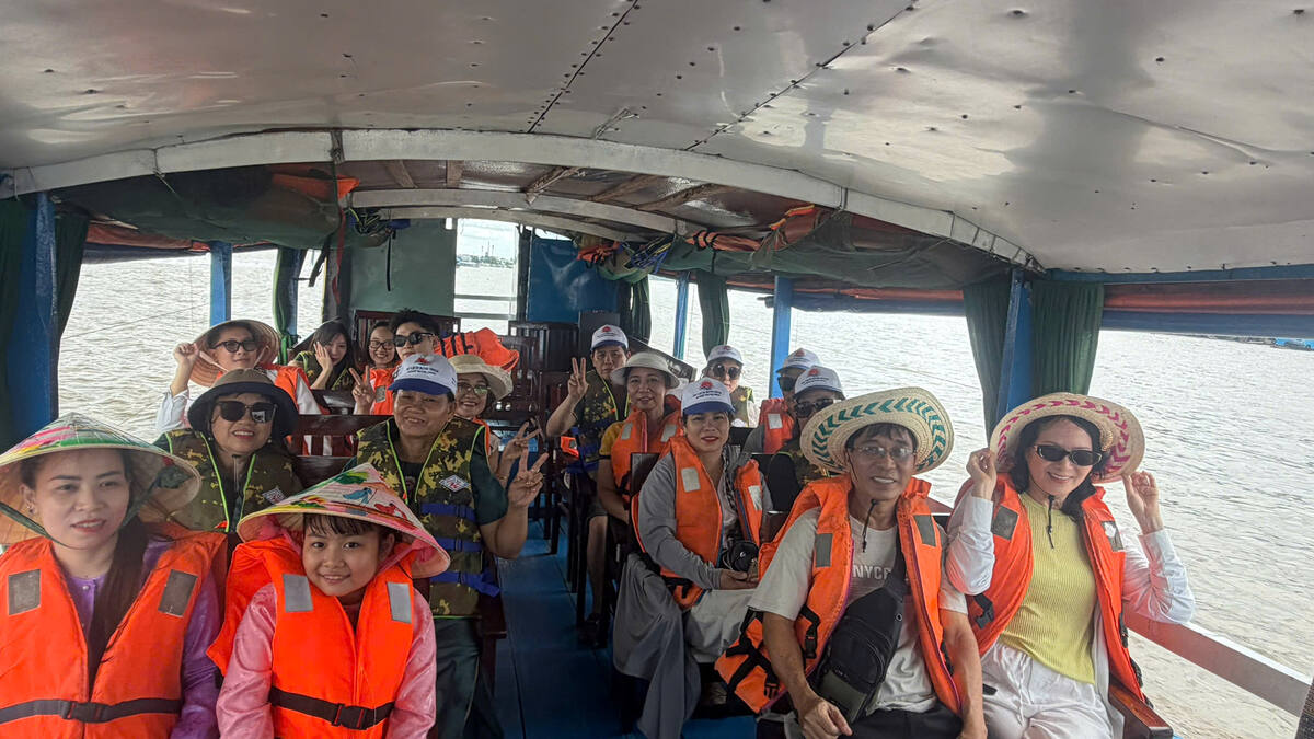 Khách đi tàu du ngoạn sông Tiền ngắm bốn cù lao Long Lân Quy Phụng