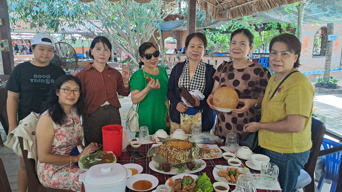 Đoàn khách dùng cơm trưa tại khu du lịch sinh thái Việt Nhật