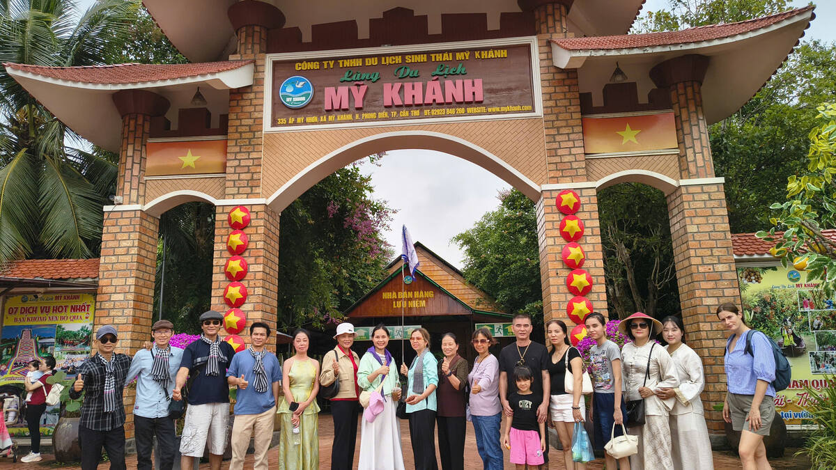 Đoàn khách tại Làng Du Lịch Mỹ Khánh Cần Thơ