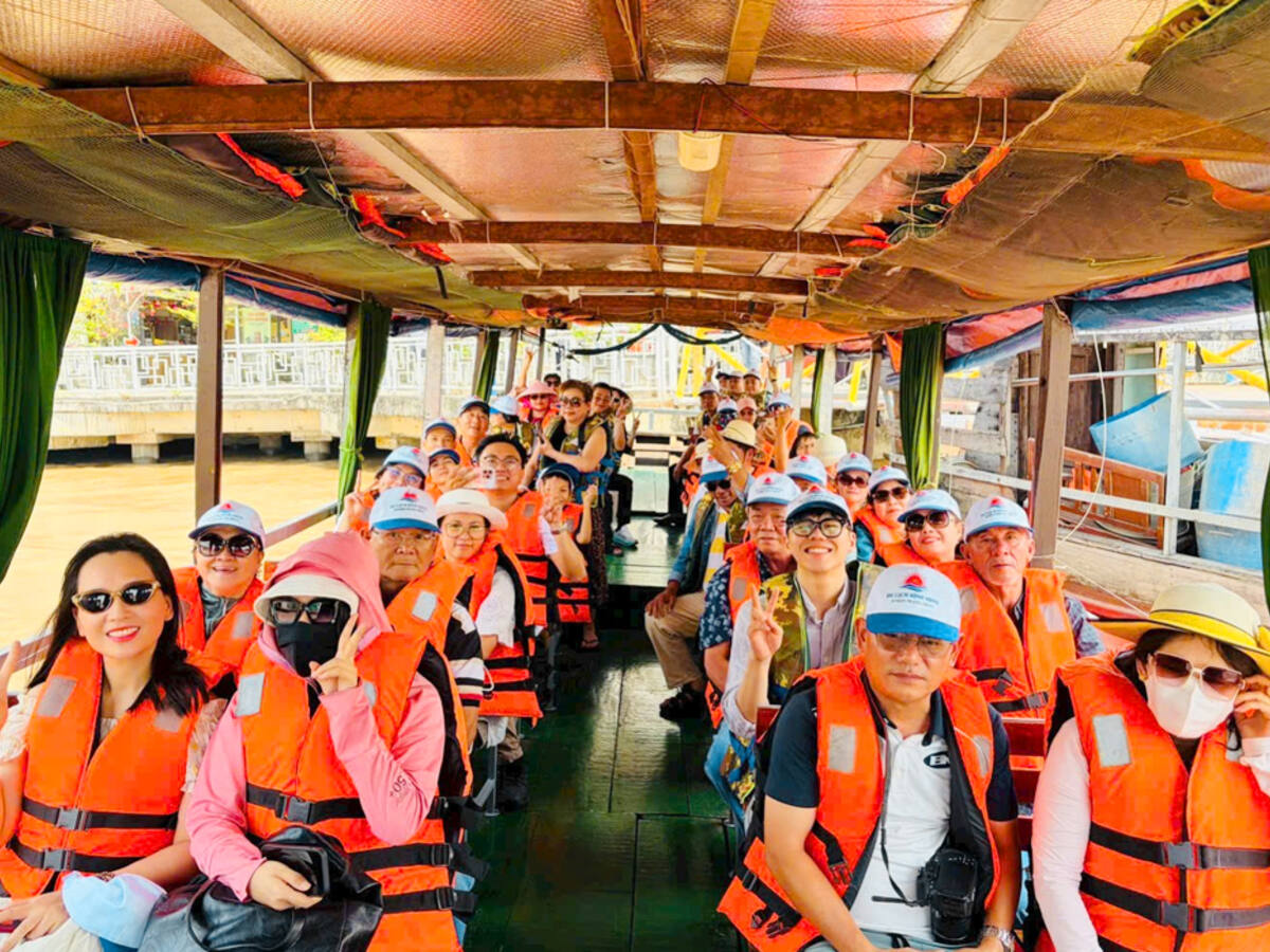 Đoàn khách Du Lịch Bình Minh trong hành trình tour Miền Tây - ảnh thật khách đi tour 8 tỉnh Miền Tây 4 ngày 3 đêm cùng Du Lịch Bình Minh