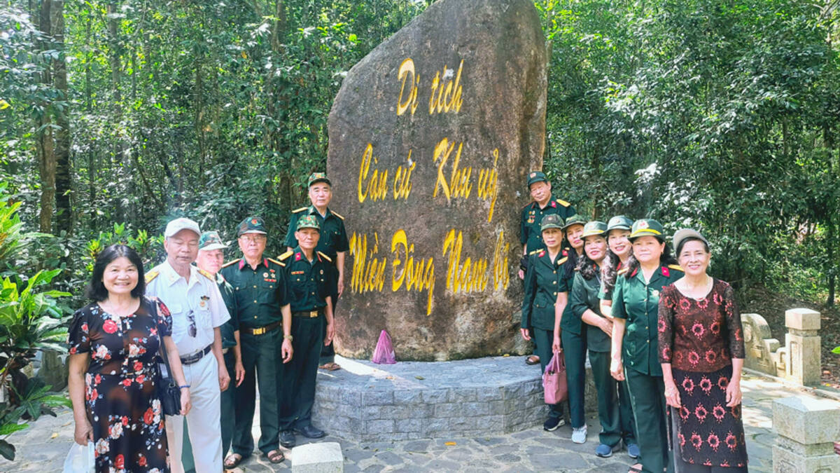 Đoàn khách Du Lịch Bình Minh tại địa đạo Củ Chi