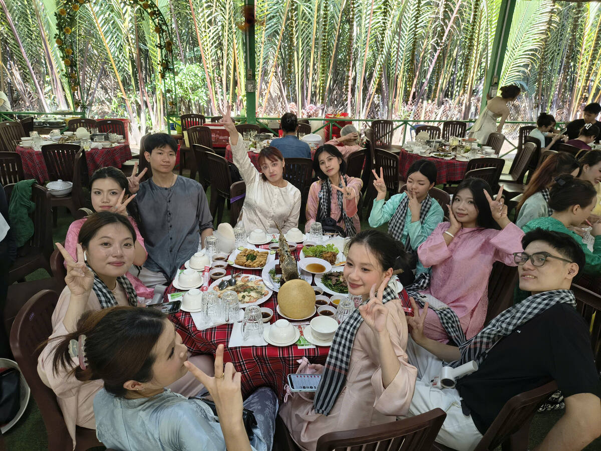 Cơm trưa đặc sản miền Tây - ảnh thật khách đi tour cùng Du Lịch Bình Minh