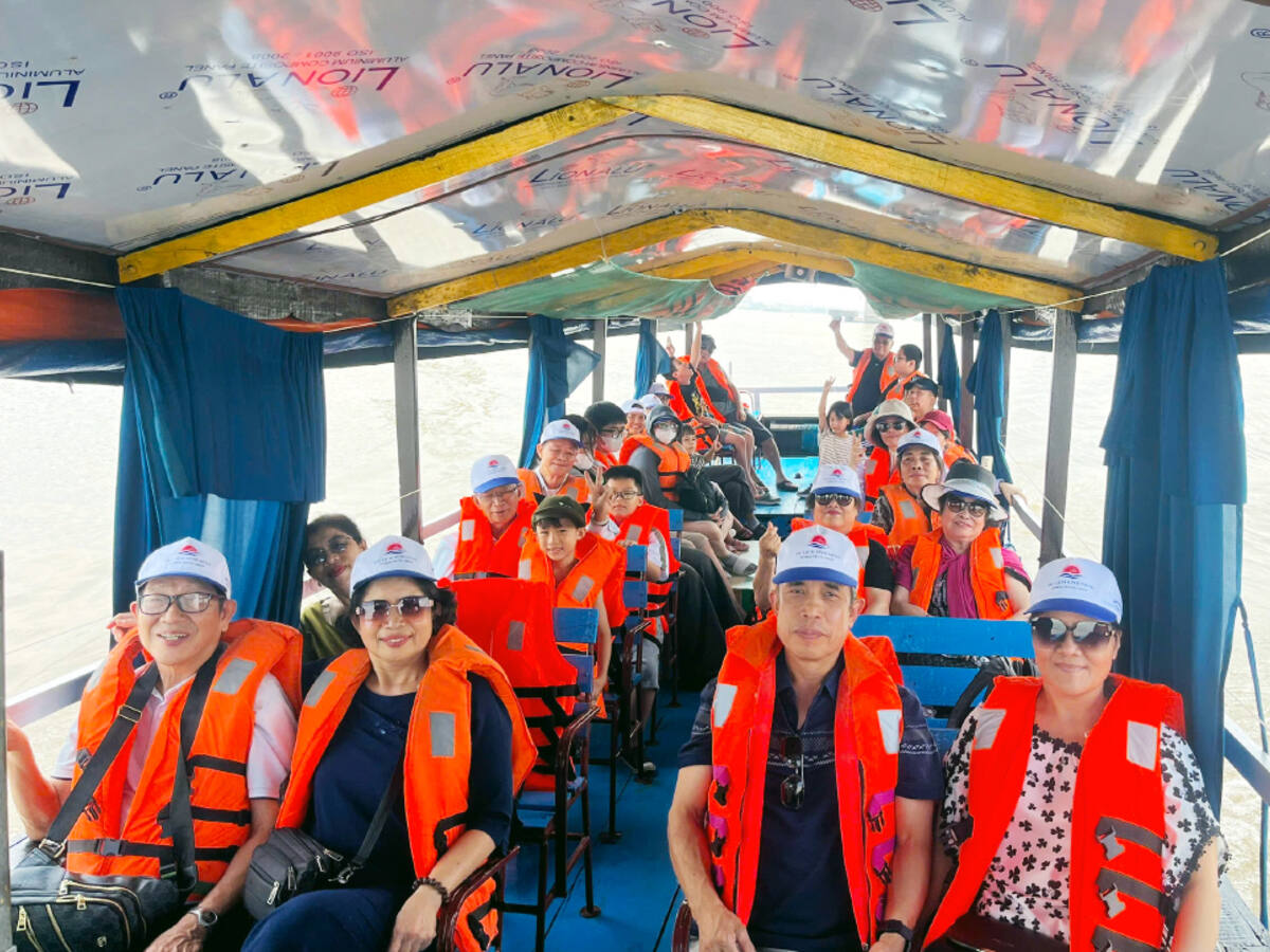 Thuyền đi chợ nổi Cái Răng trong tour Sài Gòn - Cần Thơ 1 ngày