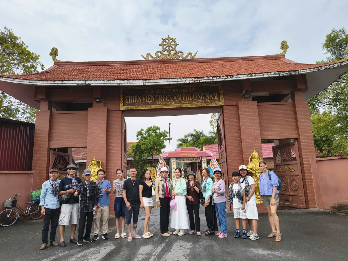 Ảnh thực tế khách check-in tại Miếu Bà Chúa Xứ núi Sam