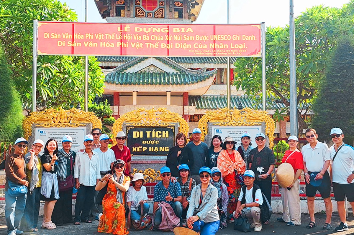 Ảnh thực tế khách check-in tại Miếu Bà Chúa Xứ núi Sam