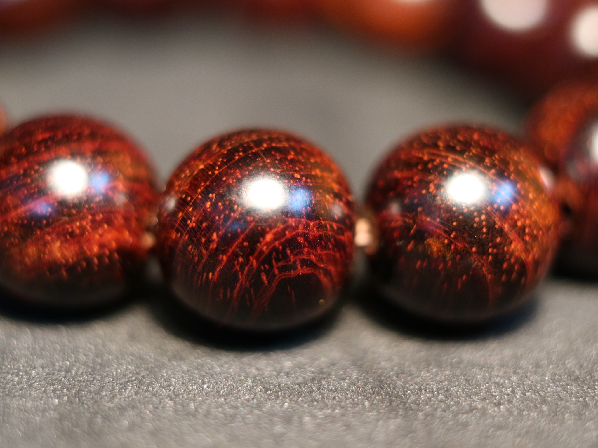 Khi đeo vòng gỗ Tử Đàn đỏ bạn cần lưu ý những điều này