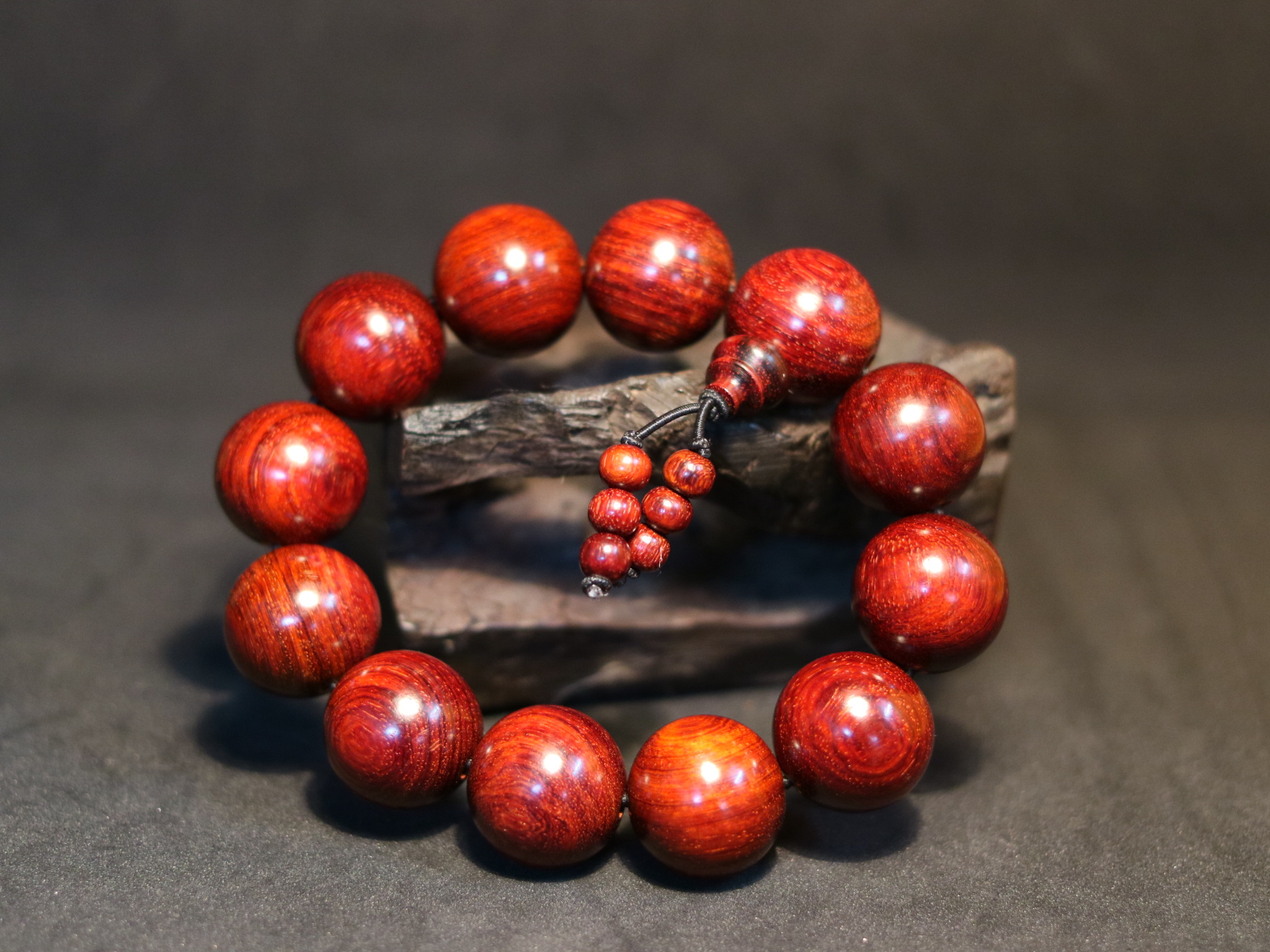 Gỗ Tử Đàn có tác dụng gì - Bí mật quyền năng của Vòng gỗ Tử Đàn