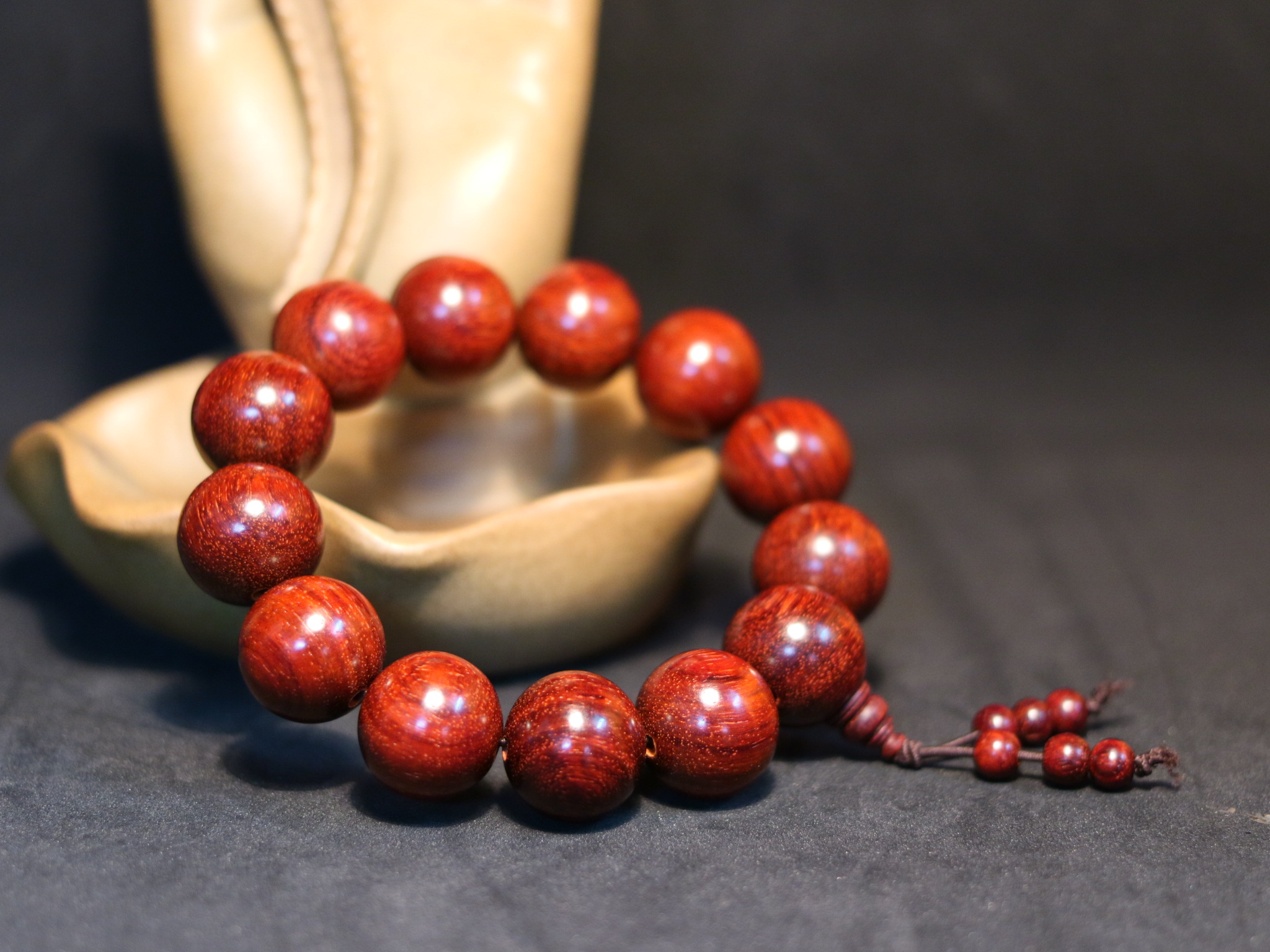 Vòng tay gỗ Tử Đàn Ấn Độ - mẫu vòng nằm trong TOP hot trend 2019