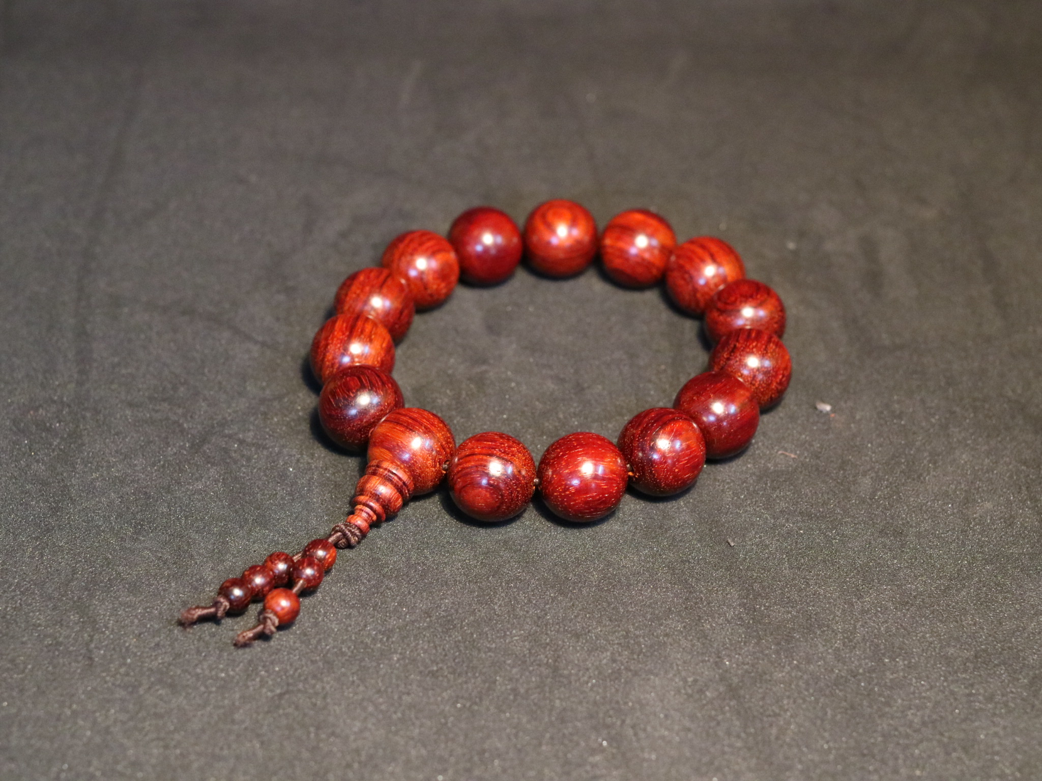 Vòng gỗ Tử Đàn giá bao nhiêu | Mua tại đâu uy tín?