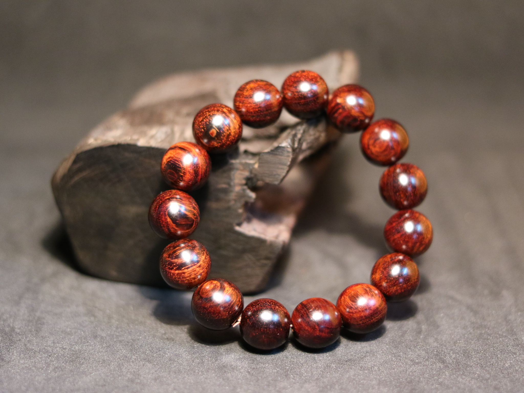 Vòng gỗ Tử Đàn lá nhỏ - tại sao lại giá trị như vậy?