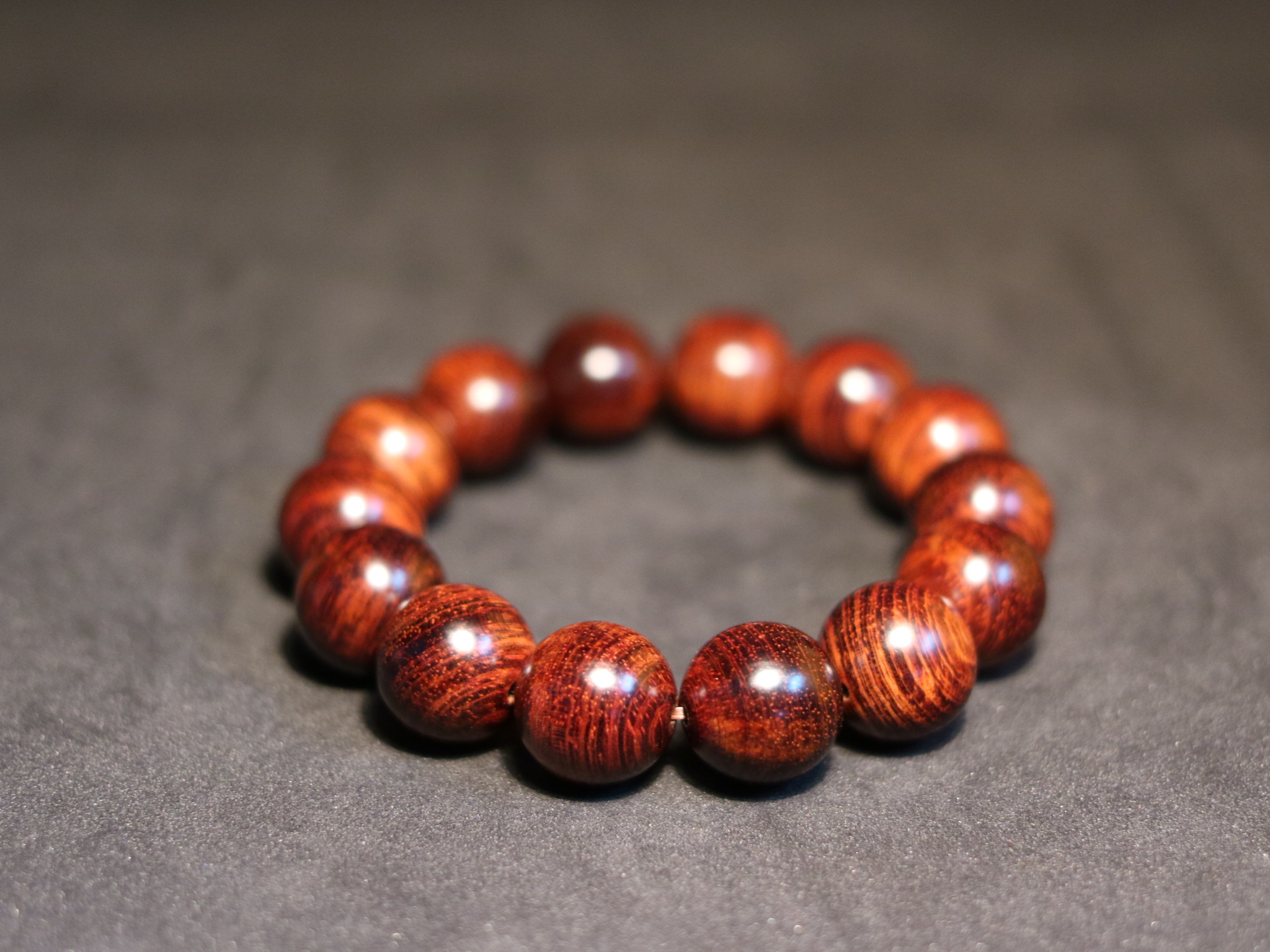 Sức cuốn hút tiềm ẩn bên trong vòng gỗ tử đàn