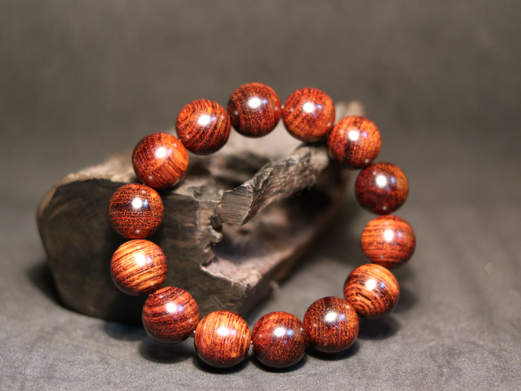 Gỗ tử đàn là gì? Đặc điểm của Gỗ Tử Đàn Lá Nhỏ.