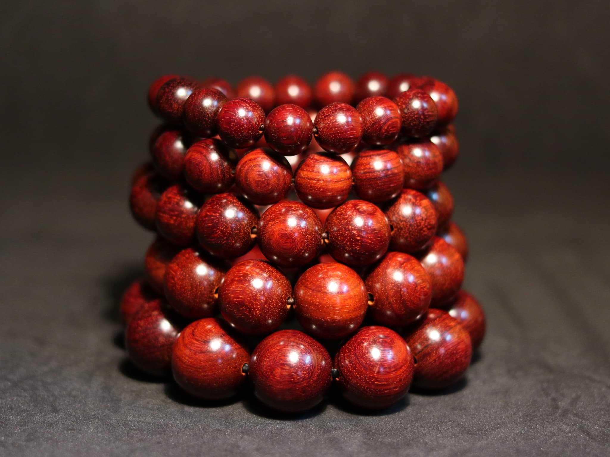 Nên tìm hiểu vòng gỗ tử đàn hợp mệnh gì trước khi mua