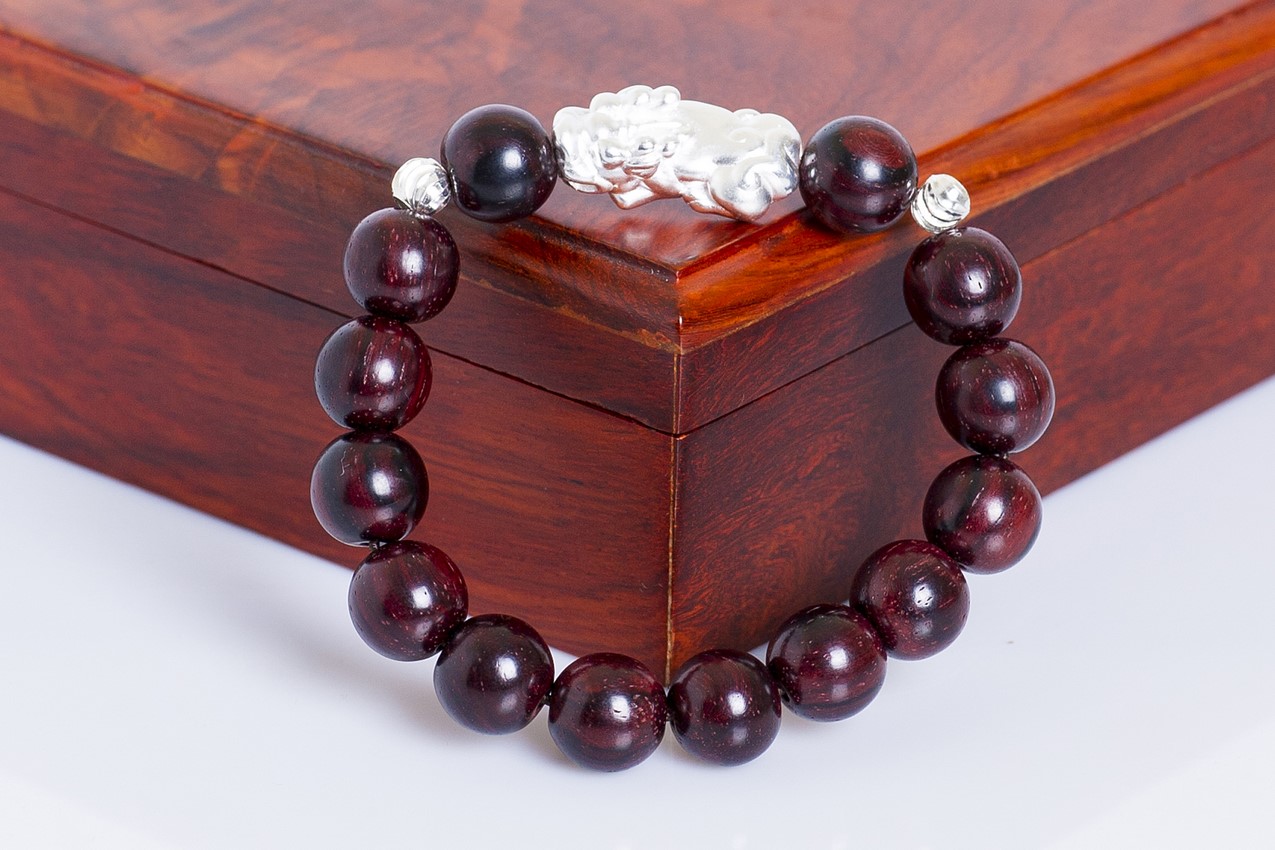 Hướng dẫn cách lựa chọn vòng đeo tay nam bằng gỗ đẹp và đẳng cấp