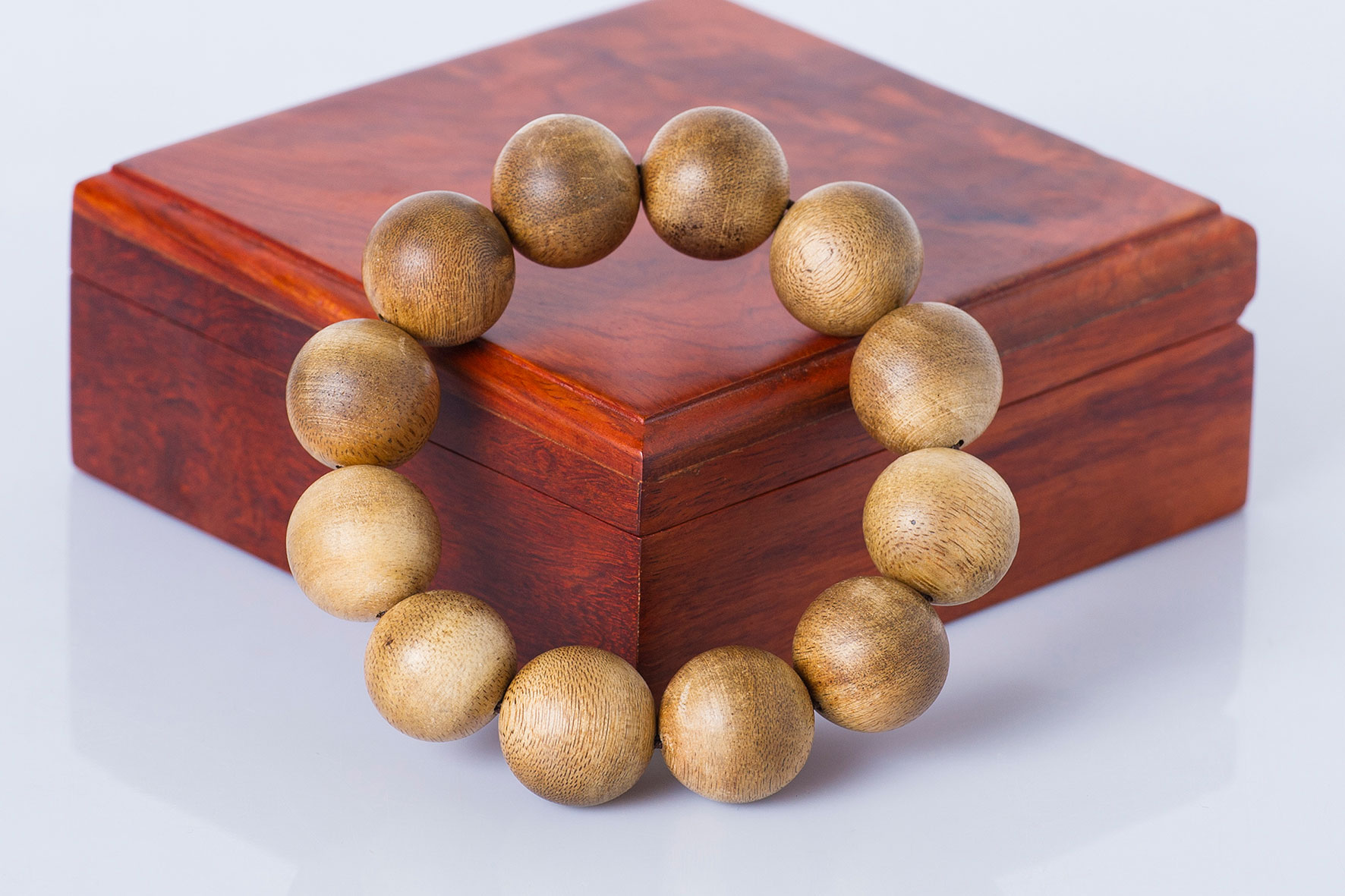 Vòng tay làm bằng gỗ trầm hương tự nhiên