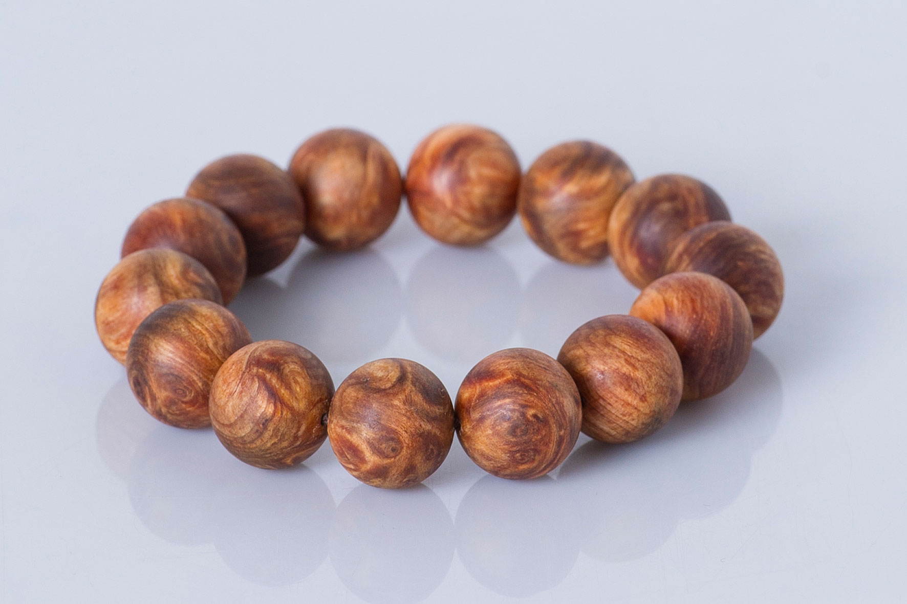 Vòng tay gỗ huyết rồng có gì đặc biệt?