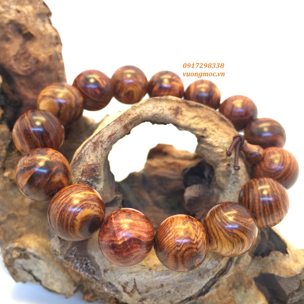 Vòng gỗ sưa đỏ và bí mật 