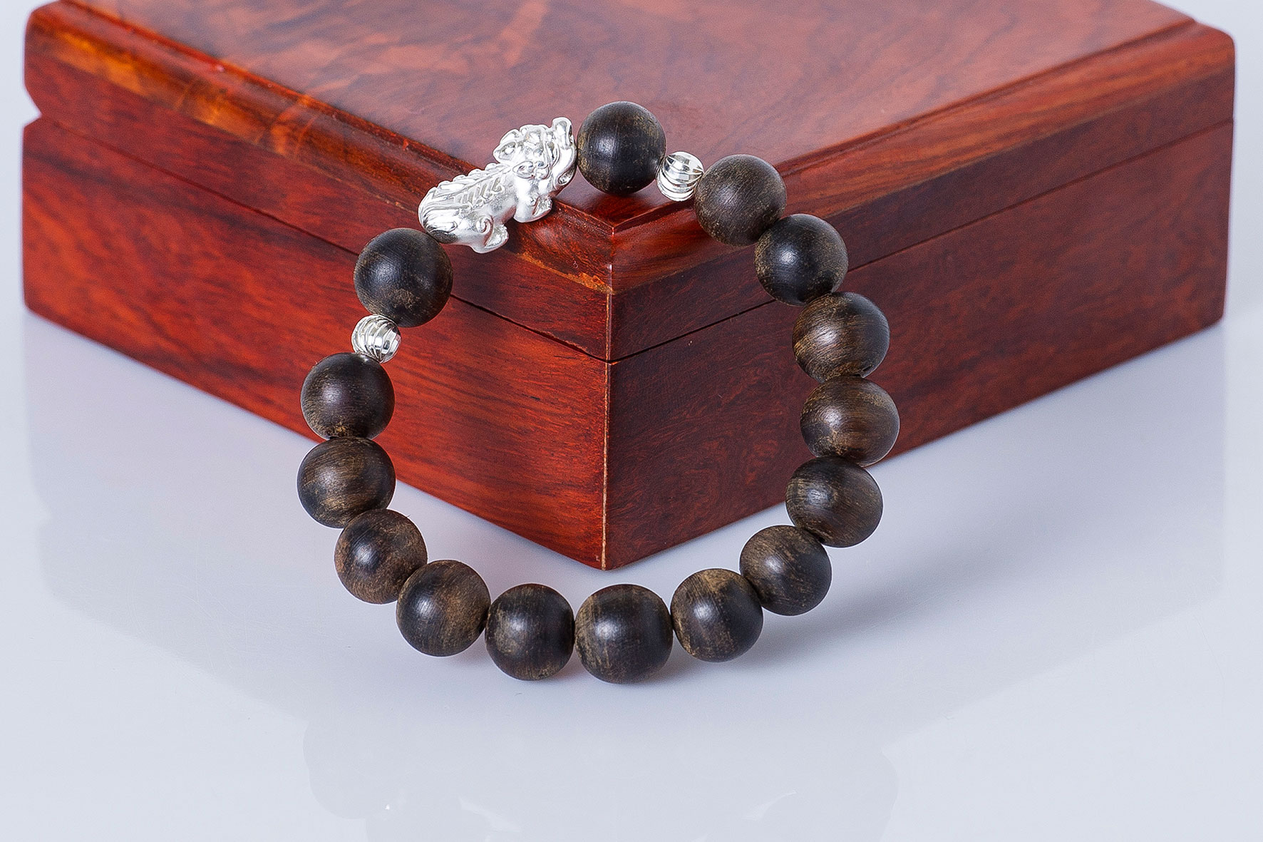 Vòng tay gỗ trầm hương có tác dụng gì?