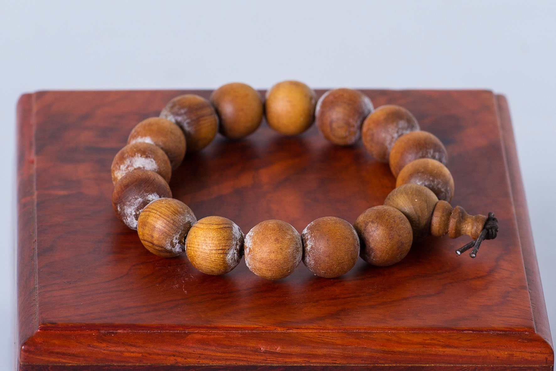 Vòng tay làm từ gỗ Hoàng Đàn