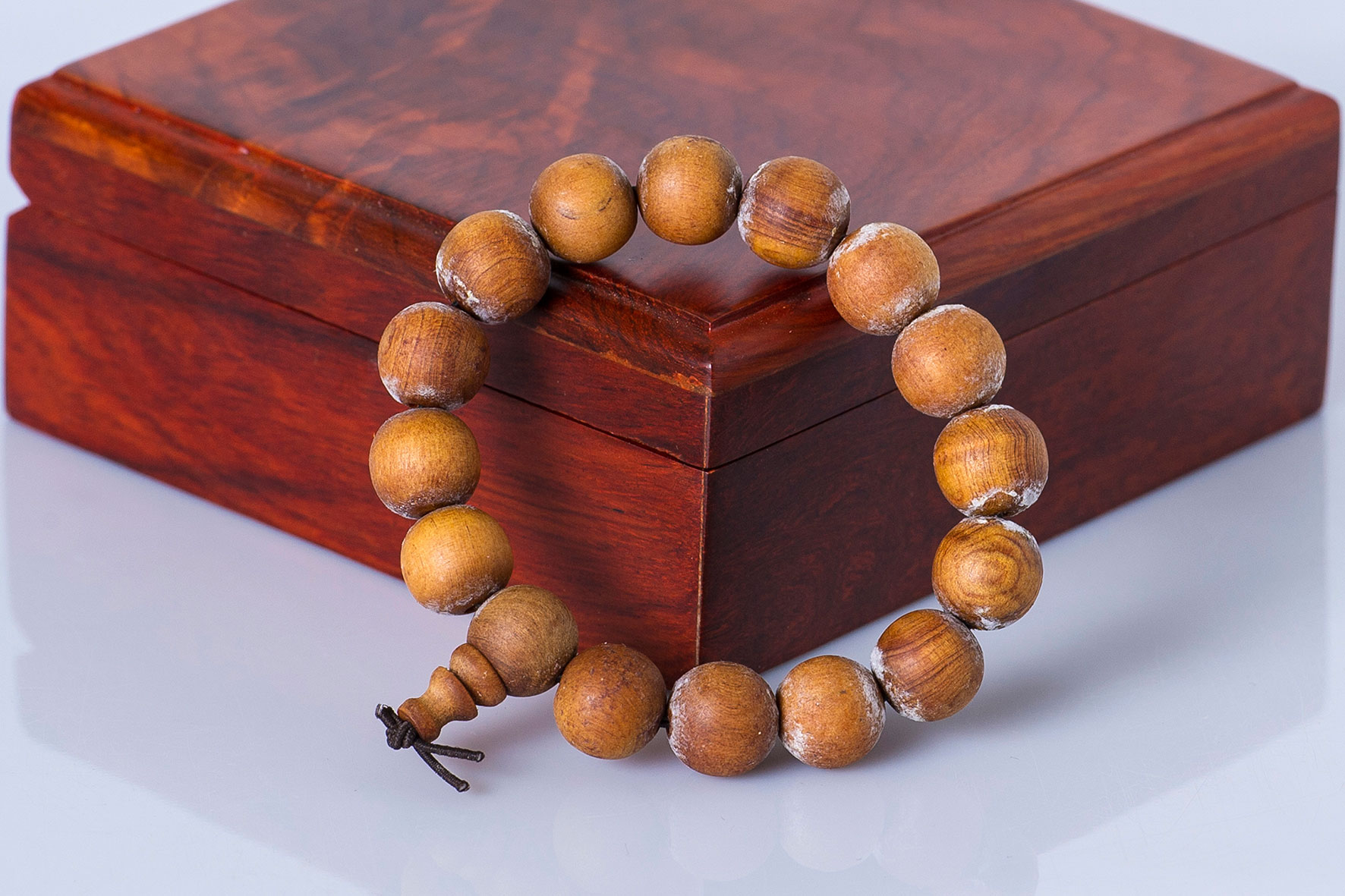 Những tác dụng không ngờ khi đeo vòng gỗ Hoàng  Đàn 