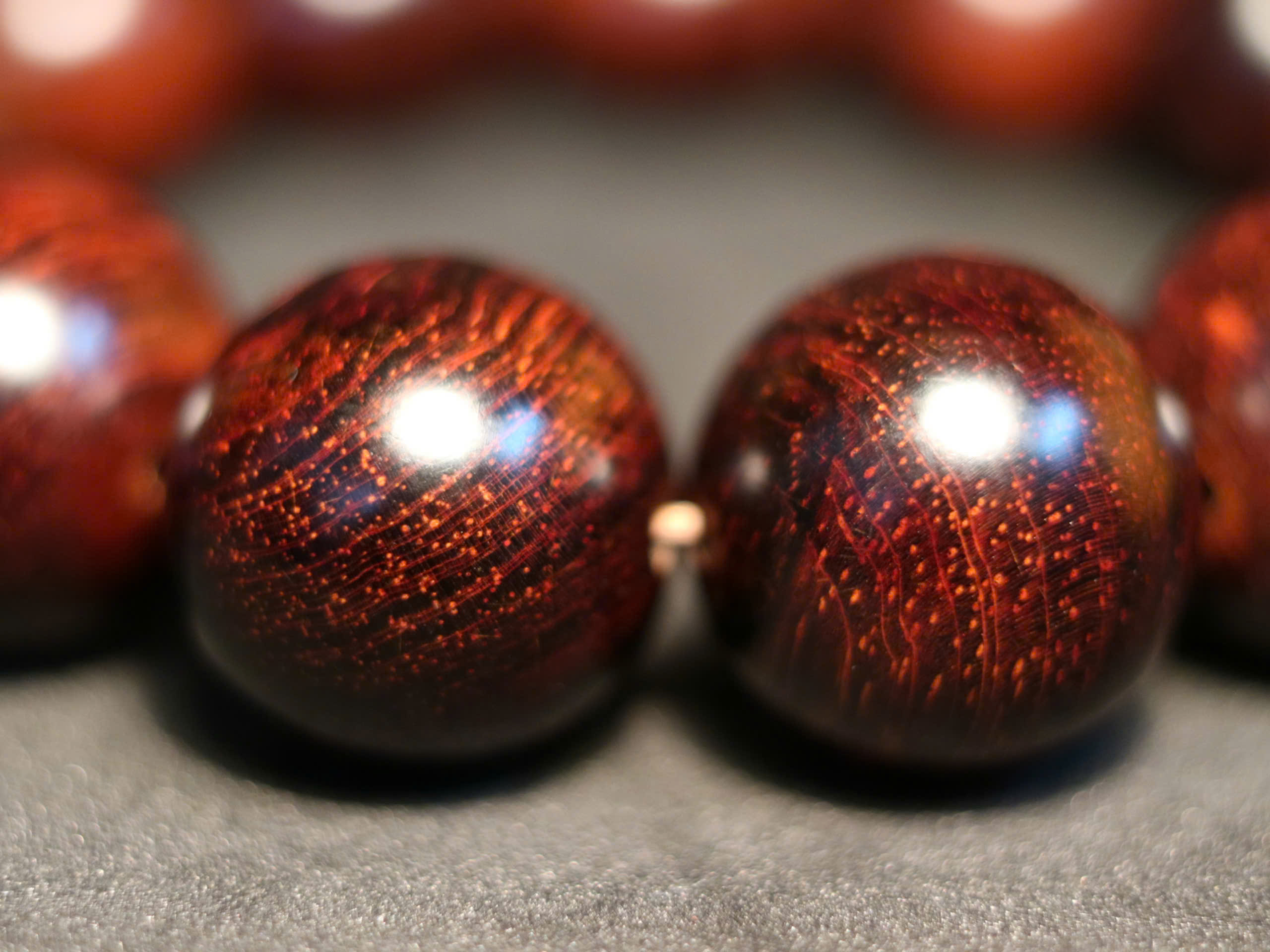 90% người đeo vòng gỗ tử đàn rừng Ấn Độ… đang đeo SAI mà không biết.