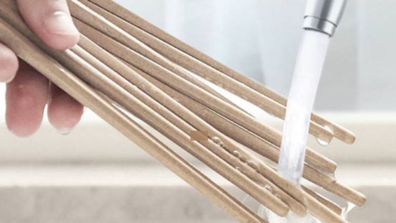 Rửa sạch đũa tre trước khi luộc